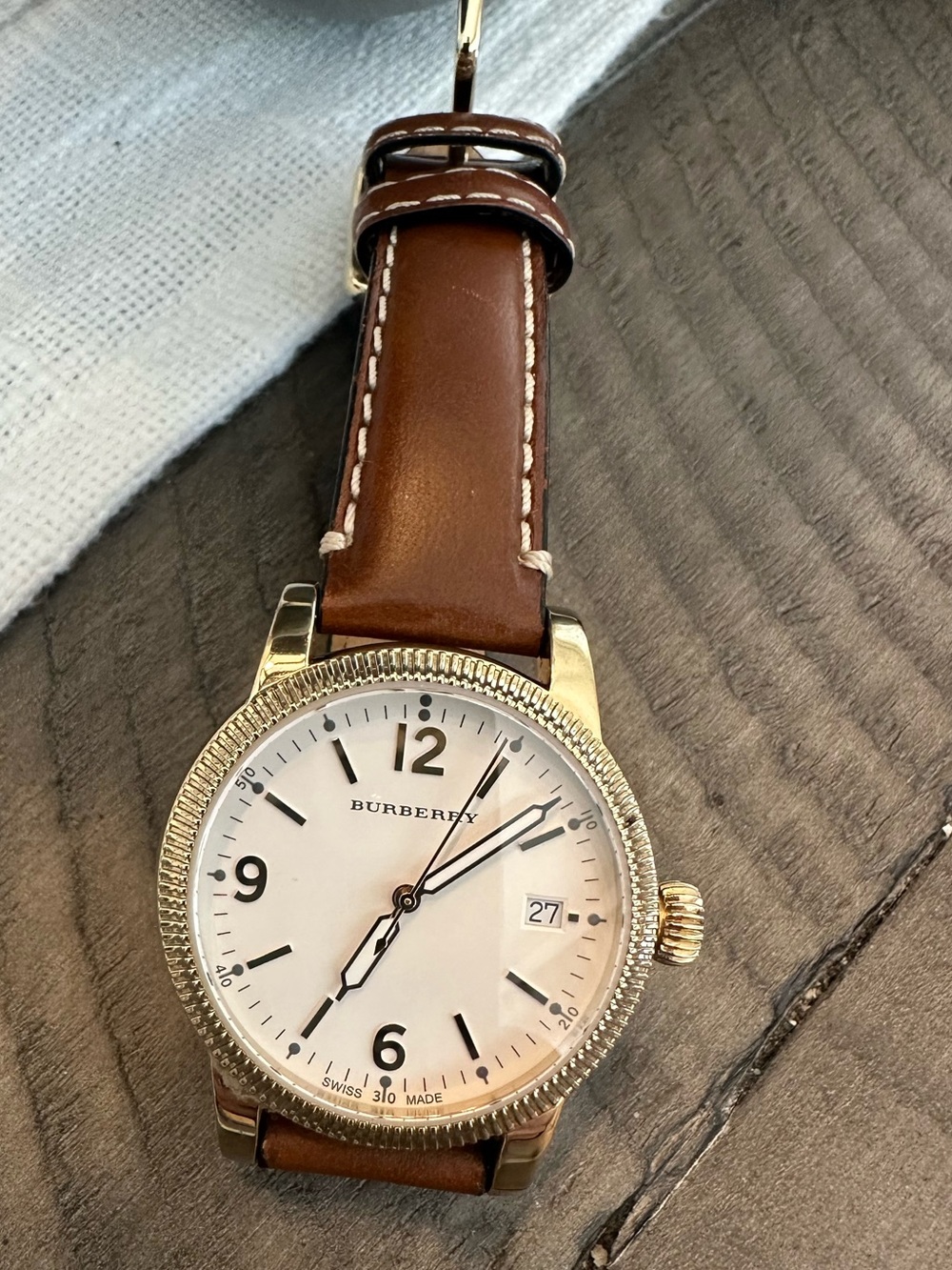 Burberry AUTHENTIC brown leather band watch!*NEEDs a BAtTERY*
